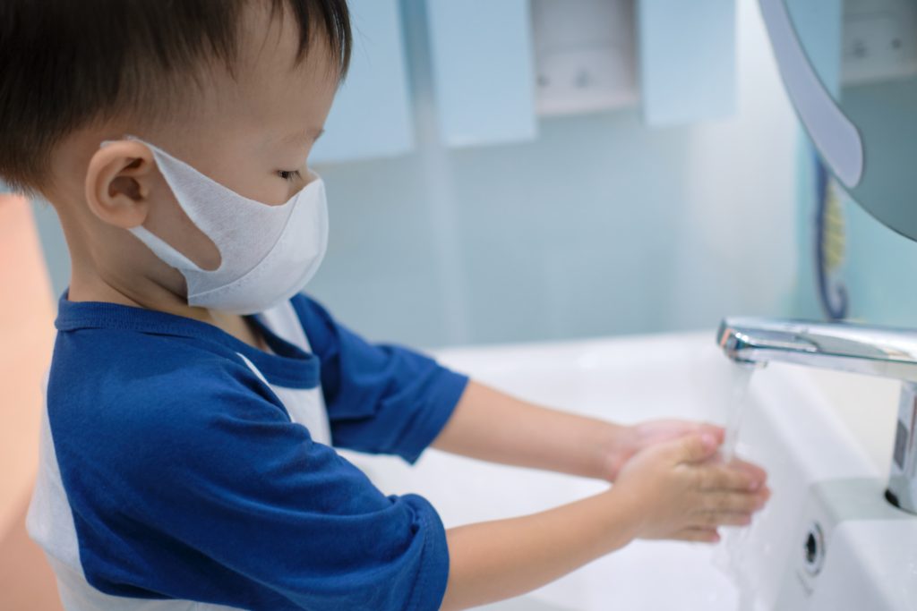 子どものマスク着用見直しを=都医師会、発達への影響懸念―小池知事「国の統一見解」求める (Shutterstock)