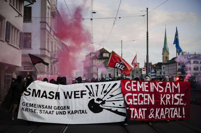 世界経済フォーラムに反対するデモを行う抗議者たち。2022年5月20日、スイスのチューリッヒ。（Keystone via AP）