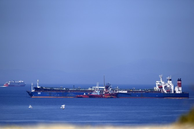 2022年5月27日、ギリシャのエーゲ海エヴィア島のカリストス港沖で、他の船舶に囲まれる石油タンカーのペガス号。（AP）