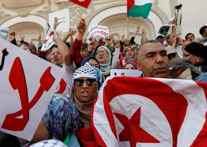 チュニジアのカイス・サイード大統領に反対するデモでスローガンや旗を掲げる抗議者たち。2022年5月15日、チュニスで。（ロイター）