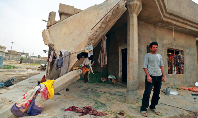 バグダッドから180kmほど北にある紛争によって破壊されたハバーシュ村で、5人の子を持つイラク人のイッサ・アル・ザムズム氏が被害を受けた自分の家の外で立っている。（AFP）
