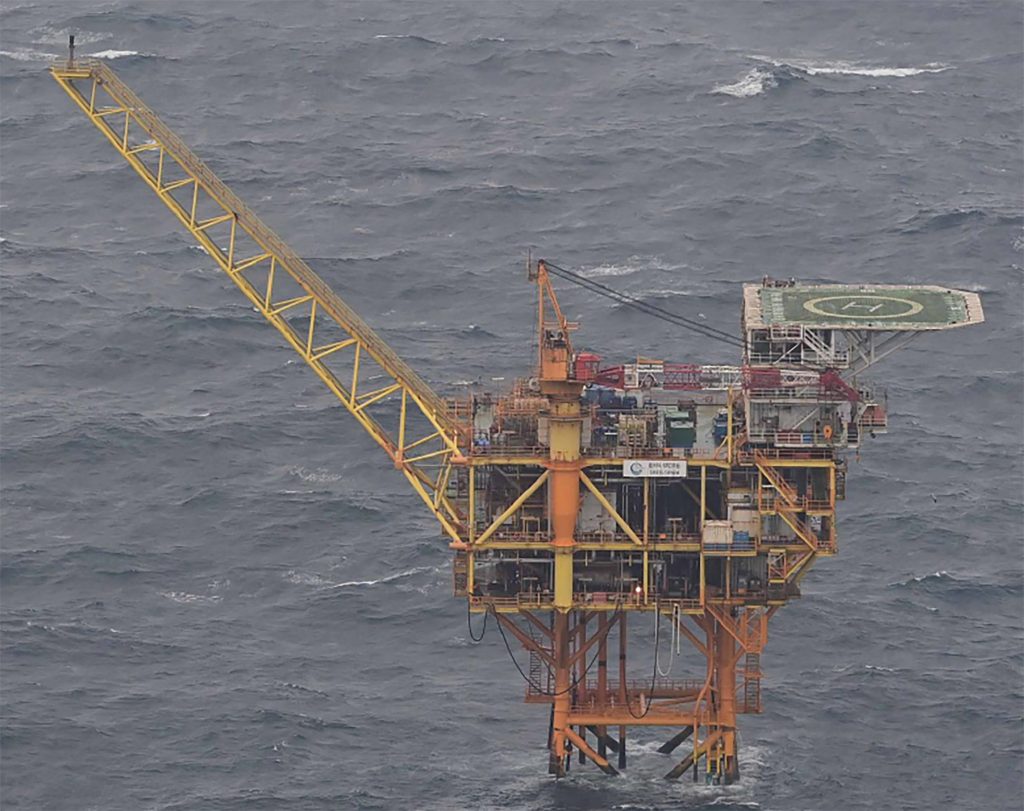 東シナ海の係争海域にあるガス採掘用施設。（AFP）