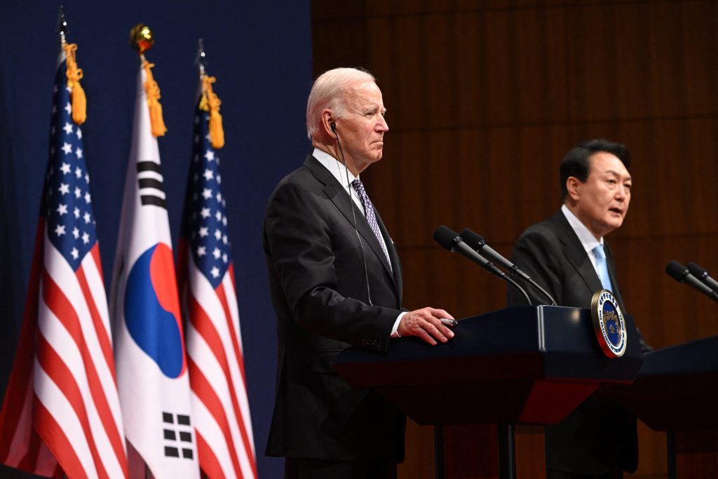 韓国の尹錫悦大統領（右）とアメリカのジョー・バイデン大統領は、2022年5月21日、ソウルにある大統領執務室「ピープルズハウス」（People´s House、国民の家）での会談に続き、記者会見を開いた。（AFP）