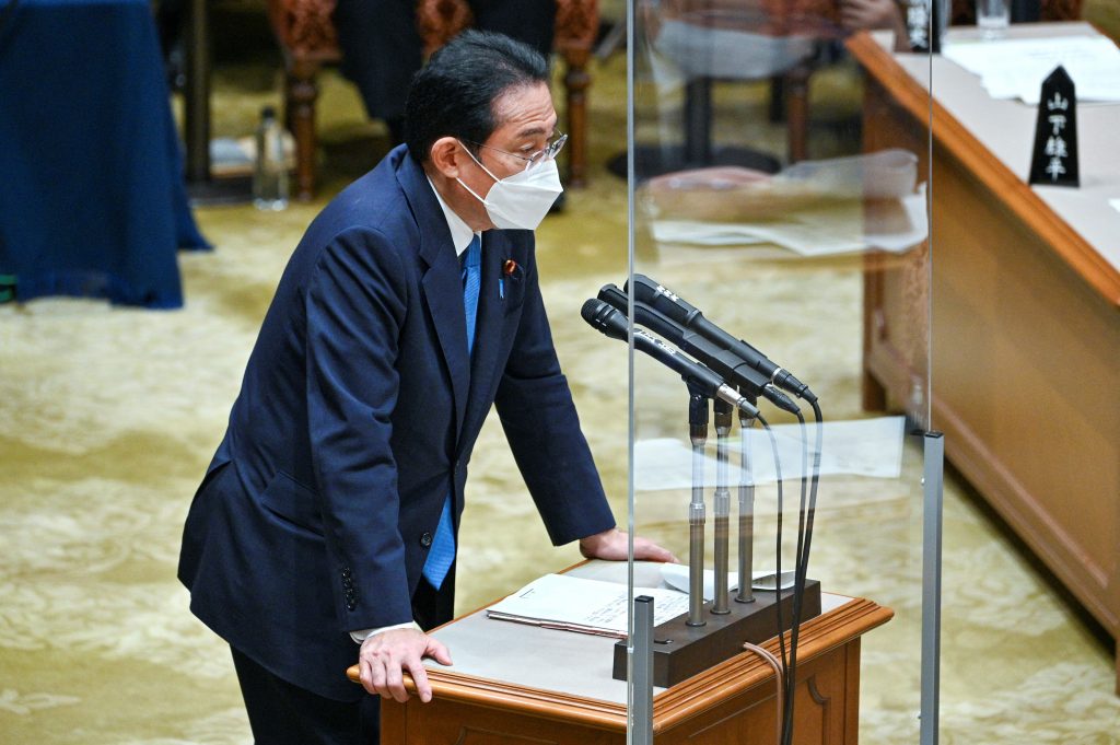 岸田首相は参議院選挙前の政治情勢を考慮した上で最終判断すると、政府筋は共同通信に語った。（AFP）