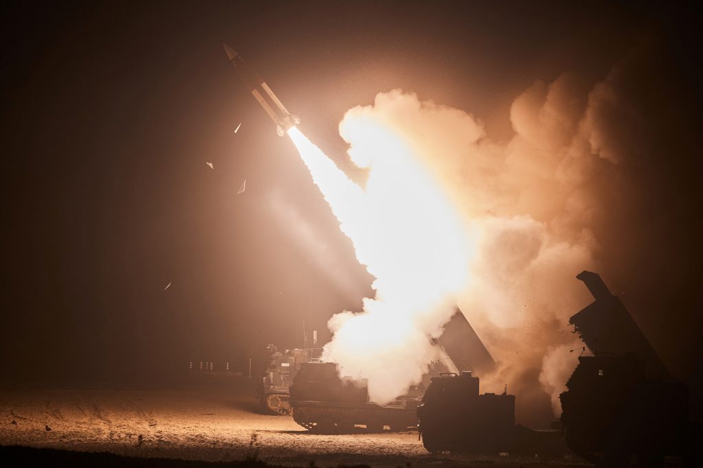韓国と米国は、前日の北朝鮮による兵器実験に対抗して、6月6日に8発の弾道ミサイルを発射したと、韓国軍は発表した。(AFP)
