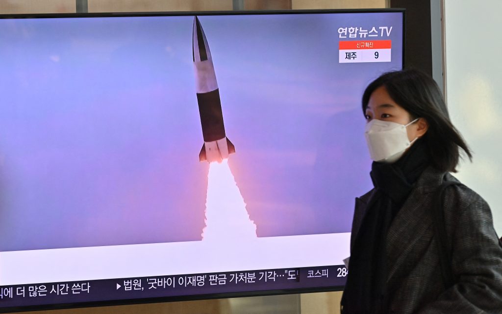 韓国軍によれば、北朝鮮は日曜日に、海に向かって砲弾とみられるものを試験発射した。(AFP)