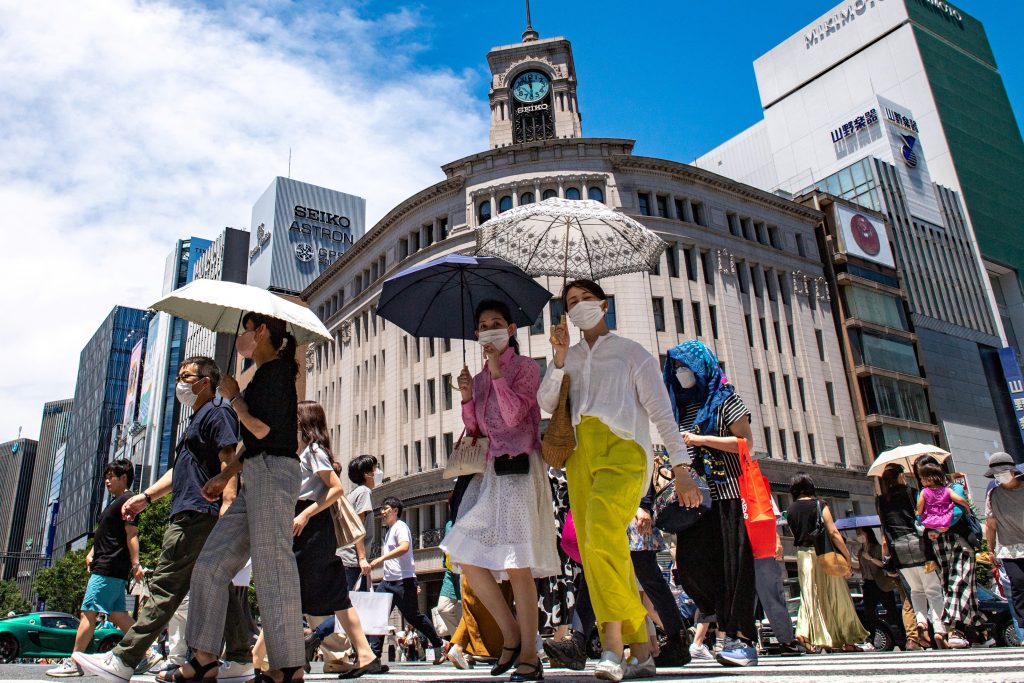 銀座の街を歩く人々。2022年6月26日、東京。（AFP）