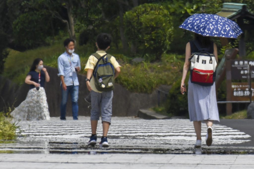 東京では最高気温35℃が3日続いた後、28日の最高気温も34℃と予想され、1875年に観測が開始されて以降、6月としては最長の連続猛暑日を記録した。（AFP）