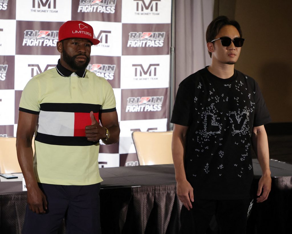 2022年6月13日、ネバダ州ヘンダーソンのMリゾートにて行われたボクシングのエキシビションマッチ開催を発表する記者会見でポーズを取るボクサーのフロイド・メイウェザー・ジュニア（左）と、総合格闘家の朝倉未来。（AFP）