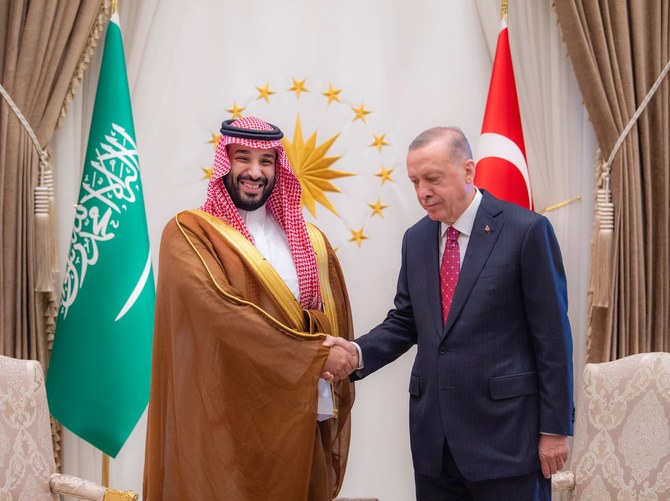 アンカラの大統領府でトルコ大統領レジェップ・タイップ・エルドアン氏と握手するサウジアラビアのムハンマド・ビン・サルマン皇太子。（SPA）