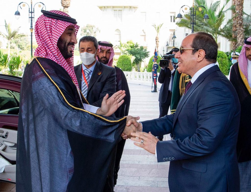 エジプトのアブドゥルファッターハ・エルシーシ大統領は21日、外遊の一環としてカイロを訪れているサウジアラビアのムハンマド・ビン・サルマン皇太子と接見した。（SPA）