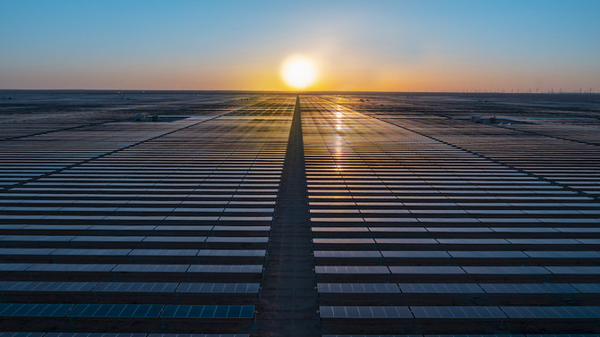 サウジアラビアにあるACWAパワーのサカカ太陽光発電所。（提供）