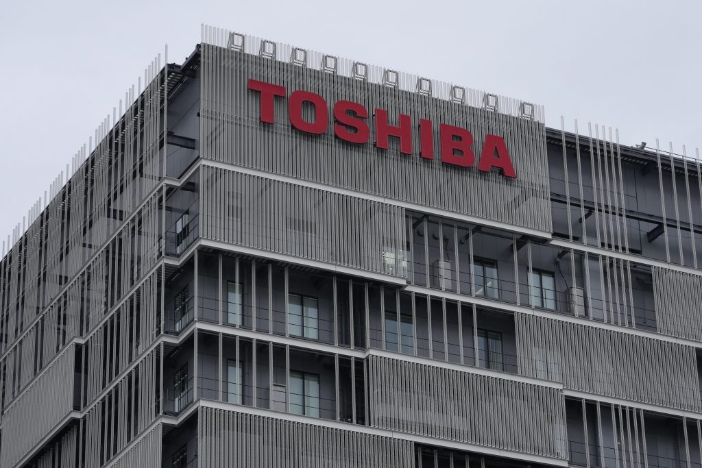 2022年2月19日、東京近郊の川崎市にある会社のビルで見られた東芝のロゴ。（資料写真/AP通信）