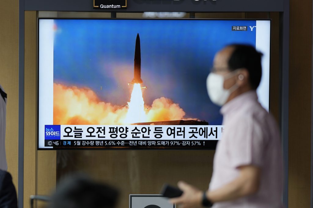 北朝鮮による日曜日のミサイル発射を報じるニュース番組を映すテレビ画面、ソウルの駅にて。2022年6月5日、韓国のソウル。（File photo/AP）