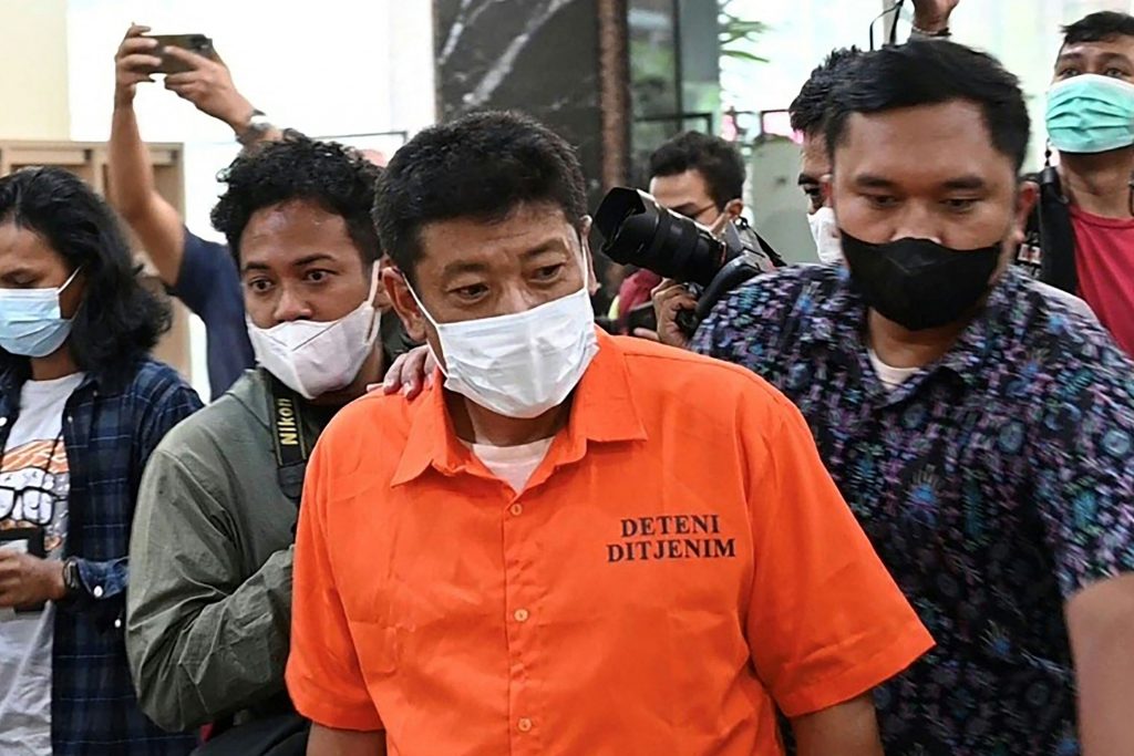 2022年6月8日、入国管理局での記者会見に先立ち、インドネシアの当局の職員に護送される、逮捕された日本人の谷口光弘容疑者(C)。(資料写真/AFP通信)