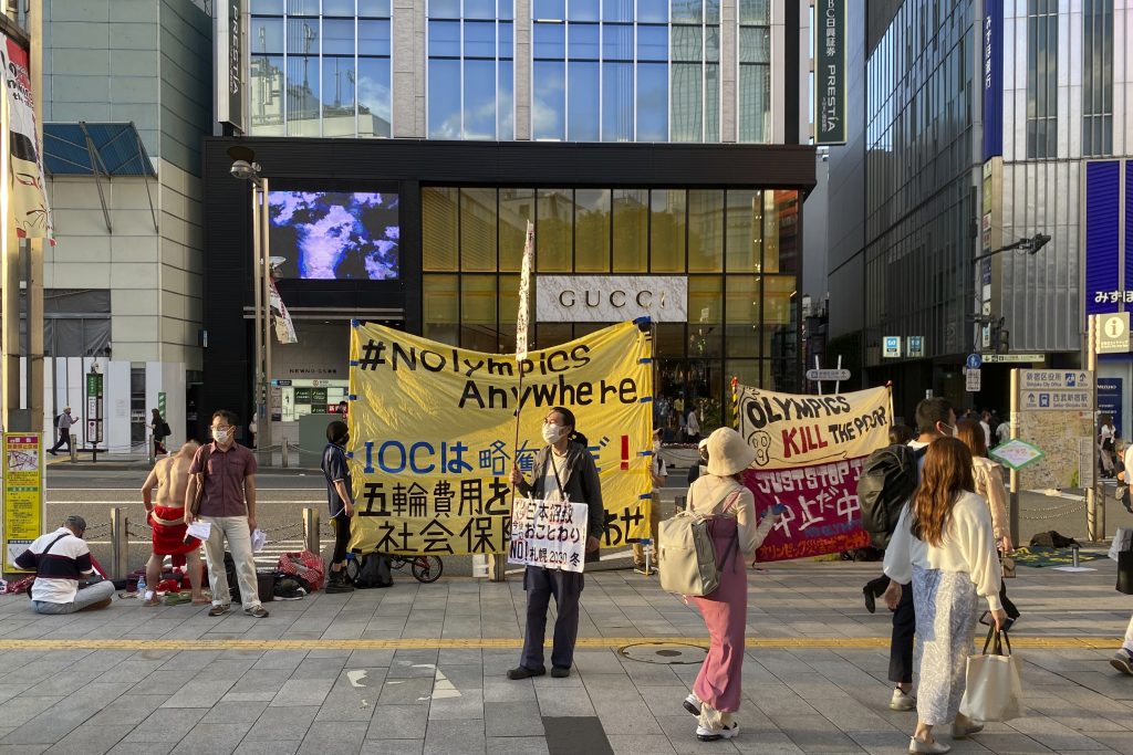 2030年の札幌オリンピック招致に反対する抗議者たち（2022年6月12日、東京・新宿区）。(写真提供/AP通信)