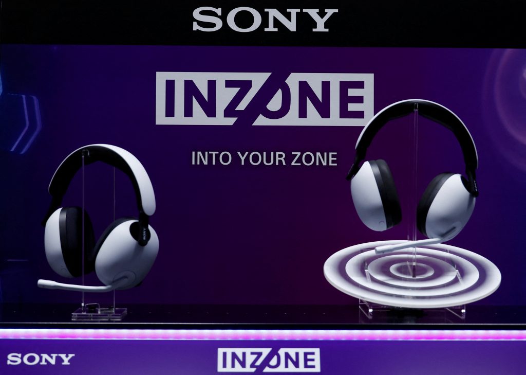 ソニーグループ株式会社のINZONE H7とH9は、拡大するPCゲーム市場をターゲットにしたヘッドフォンの新製品の一部だ。日本の東京で行われた発表会で展示されている。(2022年6月29日撮影)(資料写真/ロイター)