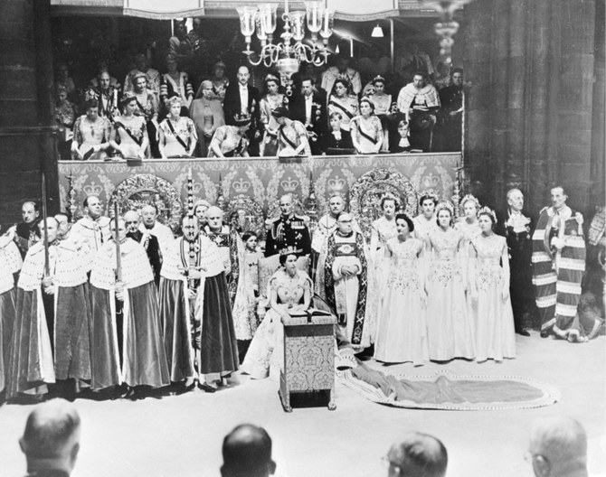 1953年6月2日に撮影されたこの写真では、英国の女王エリザベス2世が戴冠式の際にロンドンのウェストミンスター寺院で着座している。（Intercontinentale/AFP）