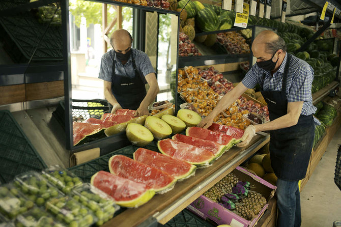 2022年6月3日、トルコのアンカラにある食品市場で、従業員が売り物の果物を並べている。（AP）
