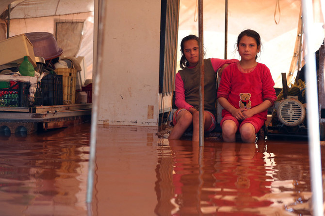 子どもたちはシリア難民キャンプの恐ろしい環境の中で命の危険にさらされている。ダーイシュの過激派が復活する可能性がある中で、彼らは思想の過激化に対して非常に脆弱な状態になっている。（AFP）