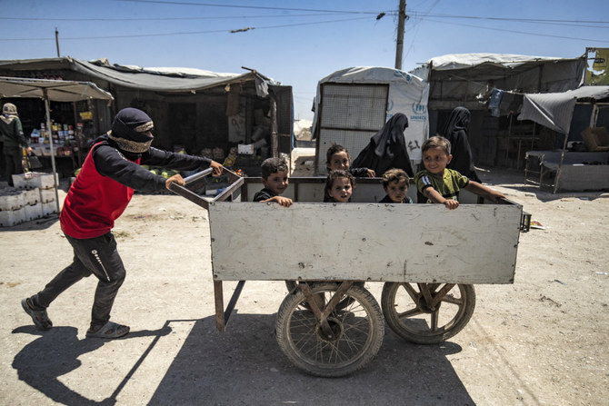 子どもたちはシリア難民キャンプの恐ろしい環境の中で命の危険にさらされている。ダーイシュの過激派が復活する可能性がある中で、彼らは思想の過激化に対して非常に脆弱な状態になっている。（AFP）
