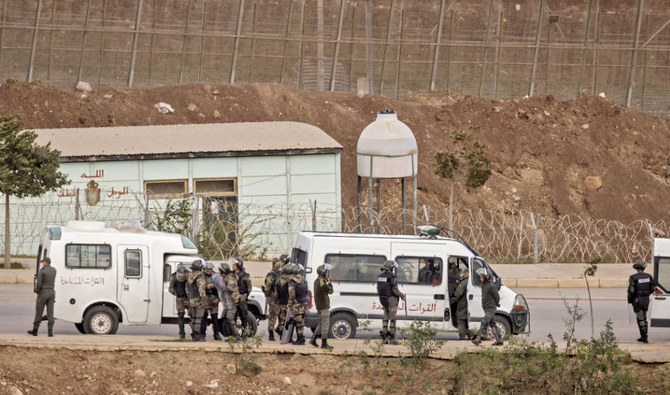 北アフリカのスペイン領土メリリャとモロッコとの国境を警備するMoroccan Auxiliary Forces(モロッコ補助部隊)の兵士(2022年3月4日)。(AFP)