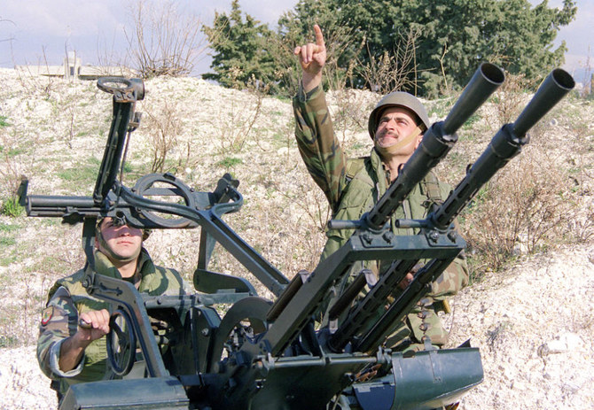 レバノン領空を通過するイスラエルの戦闘機を指さすレバノンの兵士。2000年2月9日、南部の港湾都市シドン近郊。（AFP）