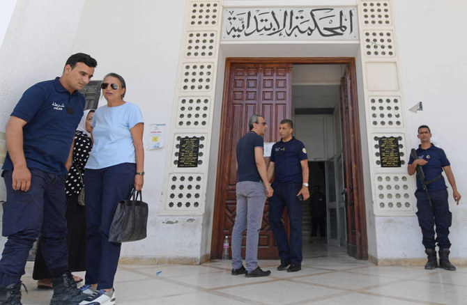 チュニジアの首都チュニス近郊のアリアナ裁判所の入り口に立つ警察官（2022年7月6日）（AFP）