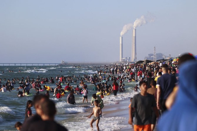 2022年6月10日、ガザ地区北部ベイト・ラヒアの、地中海に面するビーチ沖で泳ぐパレスチナ市民。(AFP)