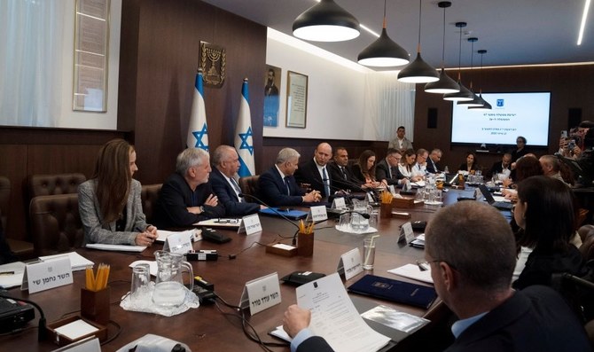 2022年6月12日、イスラエルのナフタリ・ベネット首相が、エルサレムで開かれた週次閣議で発言している。（ロイター）