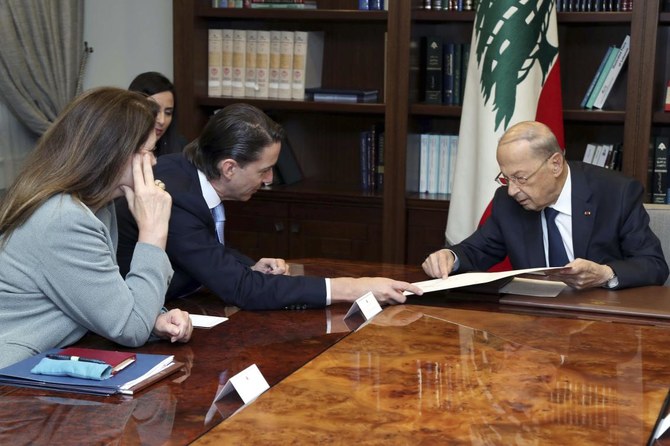 レバノンのミシェル・アウン大統領は14日、レバノンのバアブダにある大統領官邸で、アメリカのエネルギー問題担当特使であるアモス・ホッホスタイン氏と協議を行った。（AP）