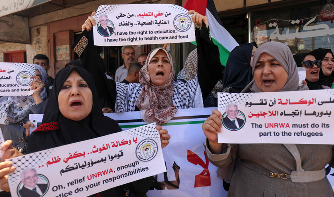 国連パレスチナ難民救済事業機関の事務所の外でデモをするパレスチナ人たち。ガザ、ハーン・ユーニス難民キャンプ。（AFP）