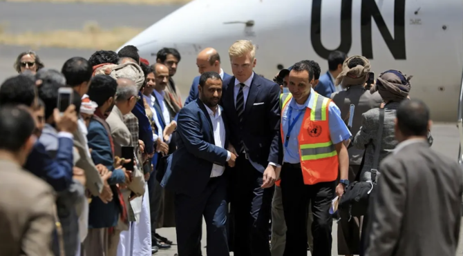 6月8日、イエメンの首都にあるサヌア空港にいるハンス・グルンドベルグ国連特使（中央）。（AFP）