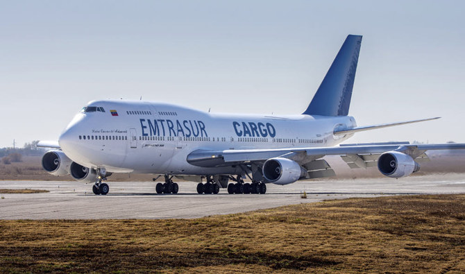 2022年6月6日、アルゼンチンのコルドバにあるアンブロシオ・タラベジャ国際空港に着陸後、滑走路を地上走行するベネズエラ所有のボーイング747型機。（AP）