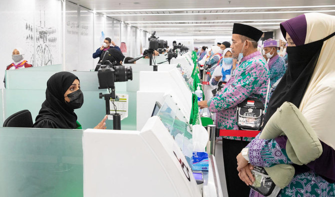 サウジアラビアのパスポート担当チームは、13ヵ国語で巡礼者とやりとりができる。（SPA）