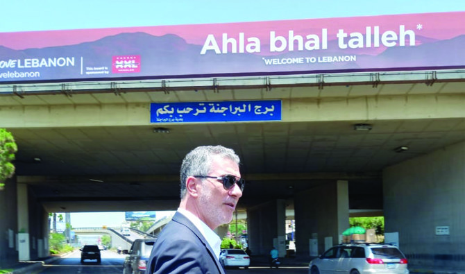 空港道路を訪れたレバノンのワリード・ナサール観光相は、観光キャンペーンの実施において、来週中に150以上の広告看板でレバノン全土をカバーすることを約束した。（提供）