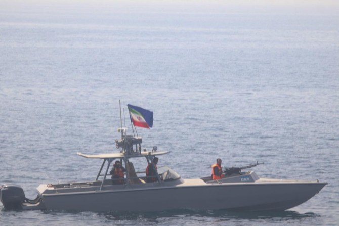 中東を管轄する米海軍第5艦隊は、革命防衛隊の船舶3隻が「危険でプロらしからぬ」接近をしてきたと発表した。（米国海軍中央司令部広報部）