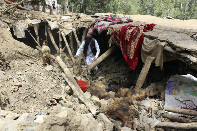 地震により3000戸以上の家屋が倒壊した。写真はアフガニスタンのホースト州南西部のスペラ地区。（AP提供写真）