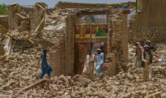 地震の後、救助隊員とともに被害状況を調べる村の住民たち。2022年6月23日、アフガニスタンのパクティカ州のバルマル地区。（AFP）