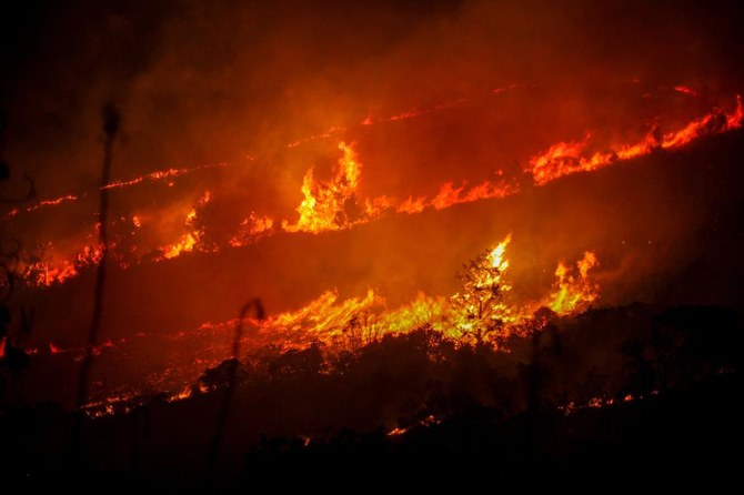 24日夜、山火事がキレニア山脈で猛威を振るっている。（AFP）