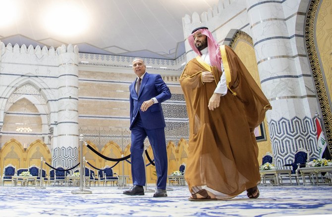 ジェッダのキングアブドゥルアジーズ国際空港でムハンマド・ビン・サルマン皇太子に出迎えられるイラクのムスタファ・アル・カドヒミ首相。(SPA)