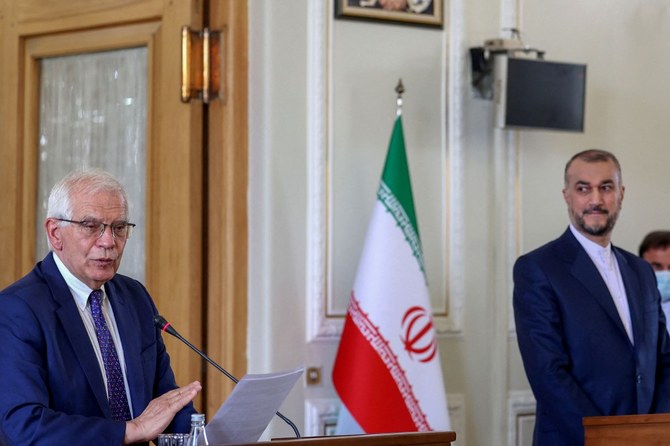 イランのホセイン・アミール・アブドラヒアン外相（右）との共同記者会見で発言するジョゼップ・ボレル外交安全保障上級代表（左）。(ファイル/AFP)
