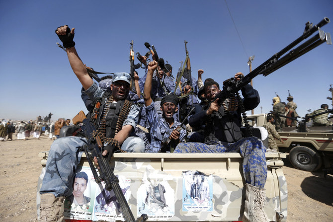 サヌアで開かれた集会で兵器力を誇示するフーシ派の戦闘員。（AFPの資料写真）