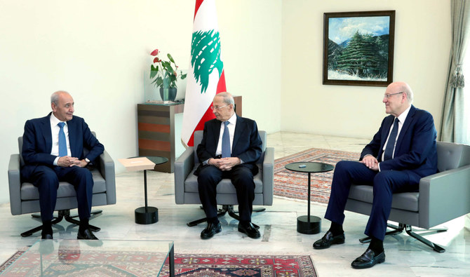 2022年6月23日、レバノンの首都ベイルートの東に位置するバアブダで、ナビーフ・ビッリー議会議長、ナジーブ・ミカティ首相（右）と会談するミシェル・アウン大統領（中央）。（AFP、資料写真）