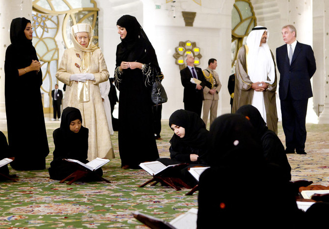 2010年11月24日、アブダビのシェイク・ザイード・グランド・モスクを訪れ、UAEのリーム・アル・ハーシミー国務大臣と会話するエリザベス2世。（WAM、AFP経由）