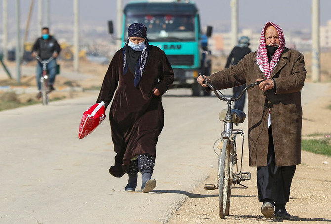 ヨルダン首都アンマンの北にあるザータリ難民キャンプを歩くシリア人難民。（AFP file photo）