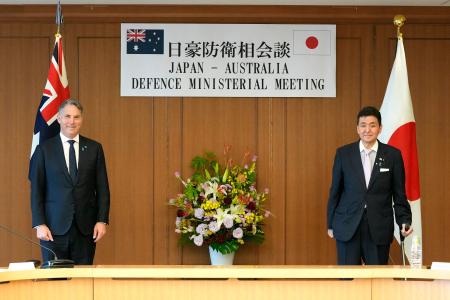 2022年6月15日、東京の防衛省で開かれた日豪二国間防衛会議の前に写真撮影に応じるオーストラリアのリチャード・マールズ副首相兼国防大臣（左）と日本の岸信夫防衛大臣。（AFP通信）