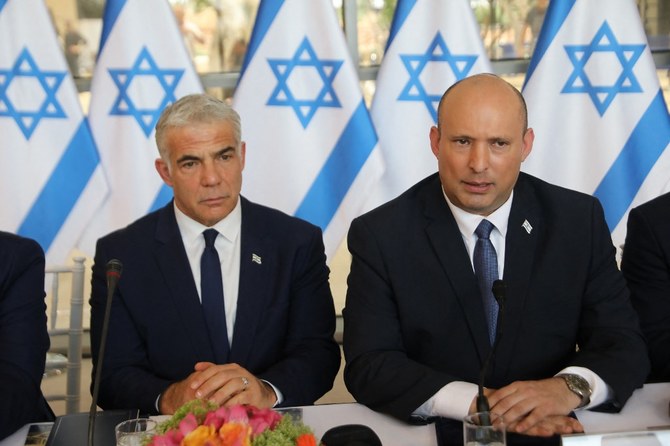 エルサレムで開かれた週間閣議に出席するイスラエルのナフタリ・ベネット首相（右）とヤイール・ラピード外相。（AFP通信）