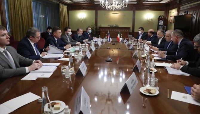テヘランでイランのジャバド・オウジ石油相と会談するロシアのアレクサンドル・ノヴァク副首相。（ツイッター・写真）