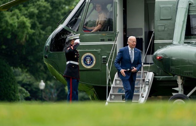 ワシントンD.C.にあるホワイトハウスのサウスローンでマリーンワンから降りるジョー・バイデン氏。(2022年6月14日撮影)(AFP)